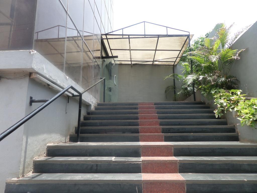 Oyo Flagship 37830 Hotel Aakar International Satara Eksteriør bilde
