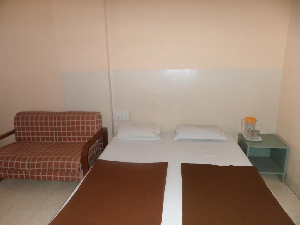 Oyo Flagship 37830 Hotel Aakar International Satara Eksteriør bilde