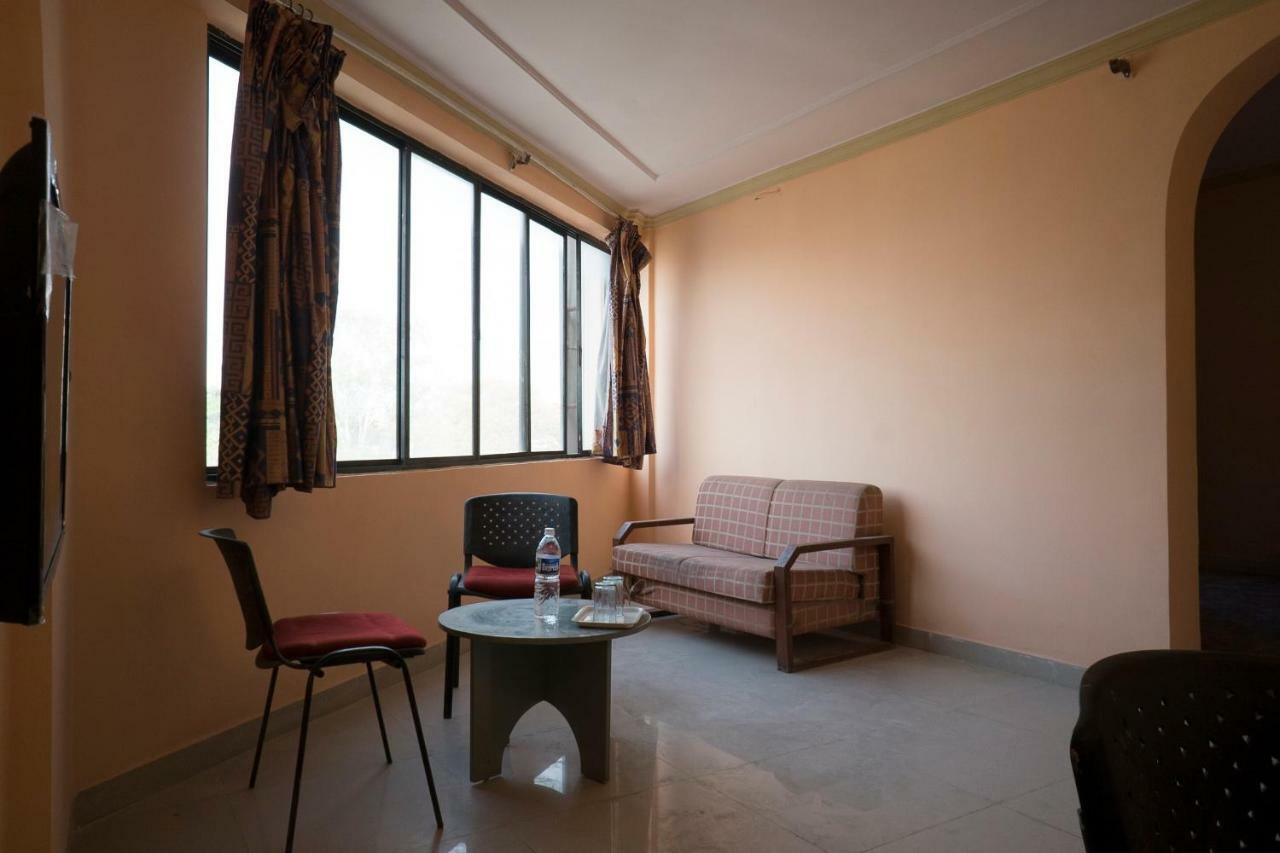 Oyo Flagship 37830 Hotel Aakar International Satara Eksteriør bilde